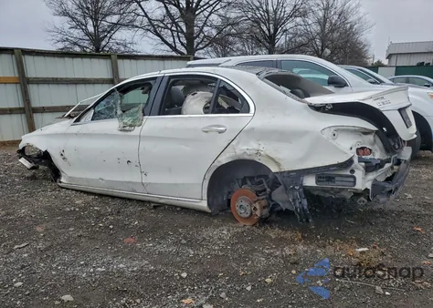 2016 Mercedes-Benz C 300 4Matic z USA, uszkodzony, nr VIN 55SWF4KB3GU122666